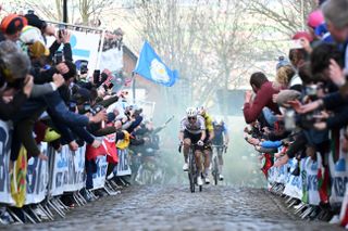 Tour of Flanders Men LIVE - Tadej Pogačar and Mathieu van der Poel goes clear with Remco Evenepoel just off the back