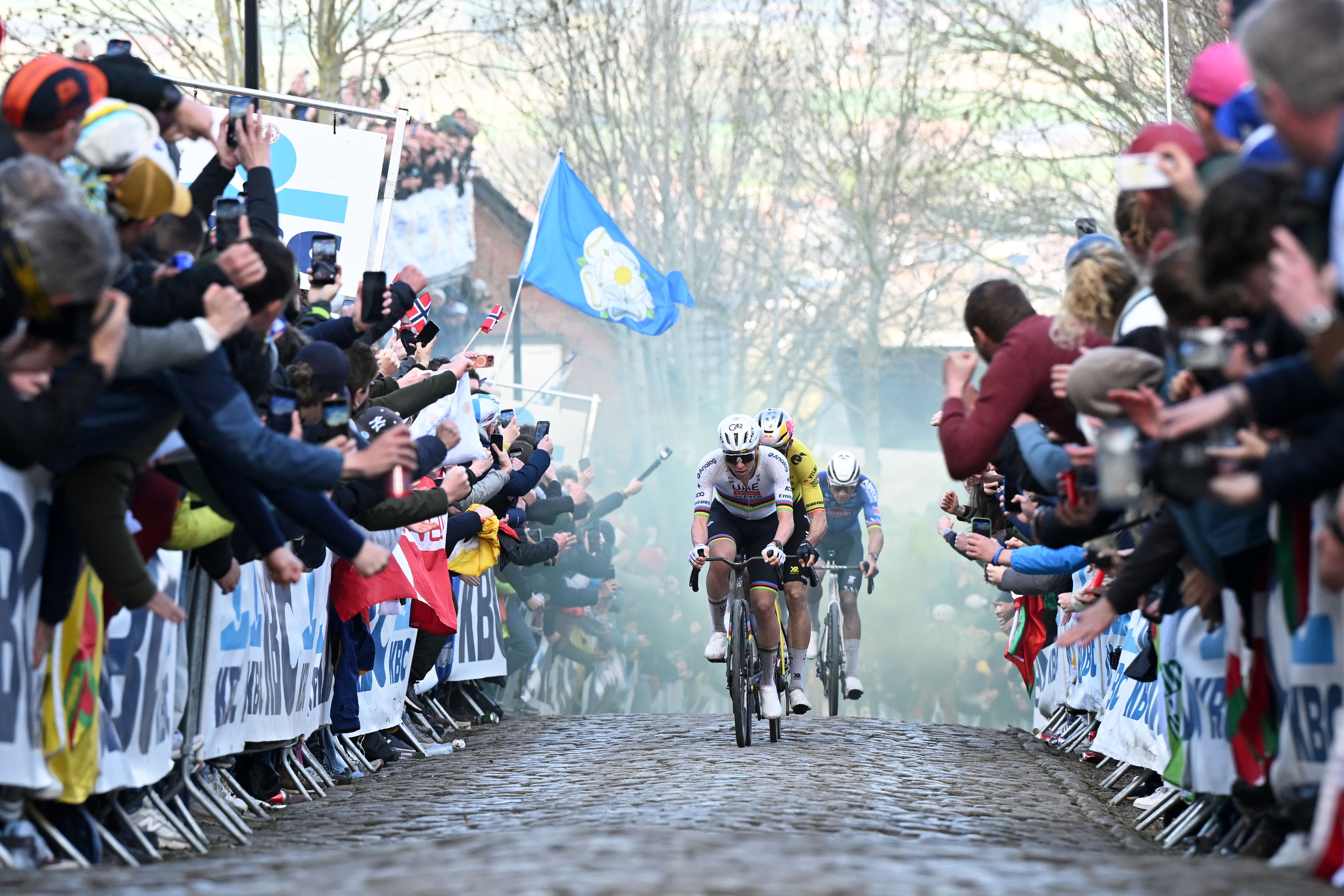 Tour of Flanders Men LIVE - Tadej Pogačar and Mathieu van der Poel goes clear with Remco Evenepoel just off the back