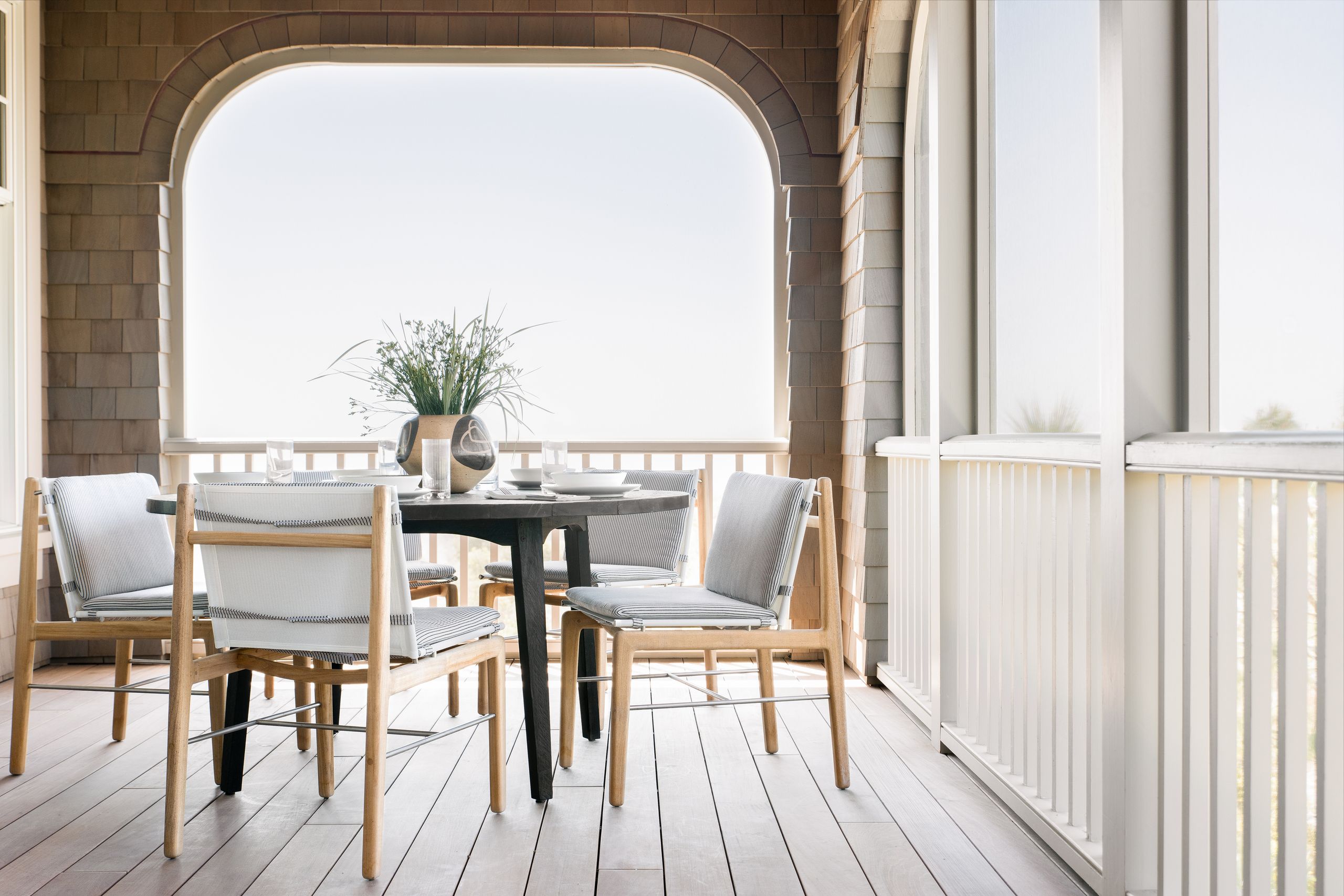 10 foolproof ways to make a small deck look bigger | Livingetc