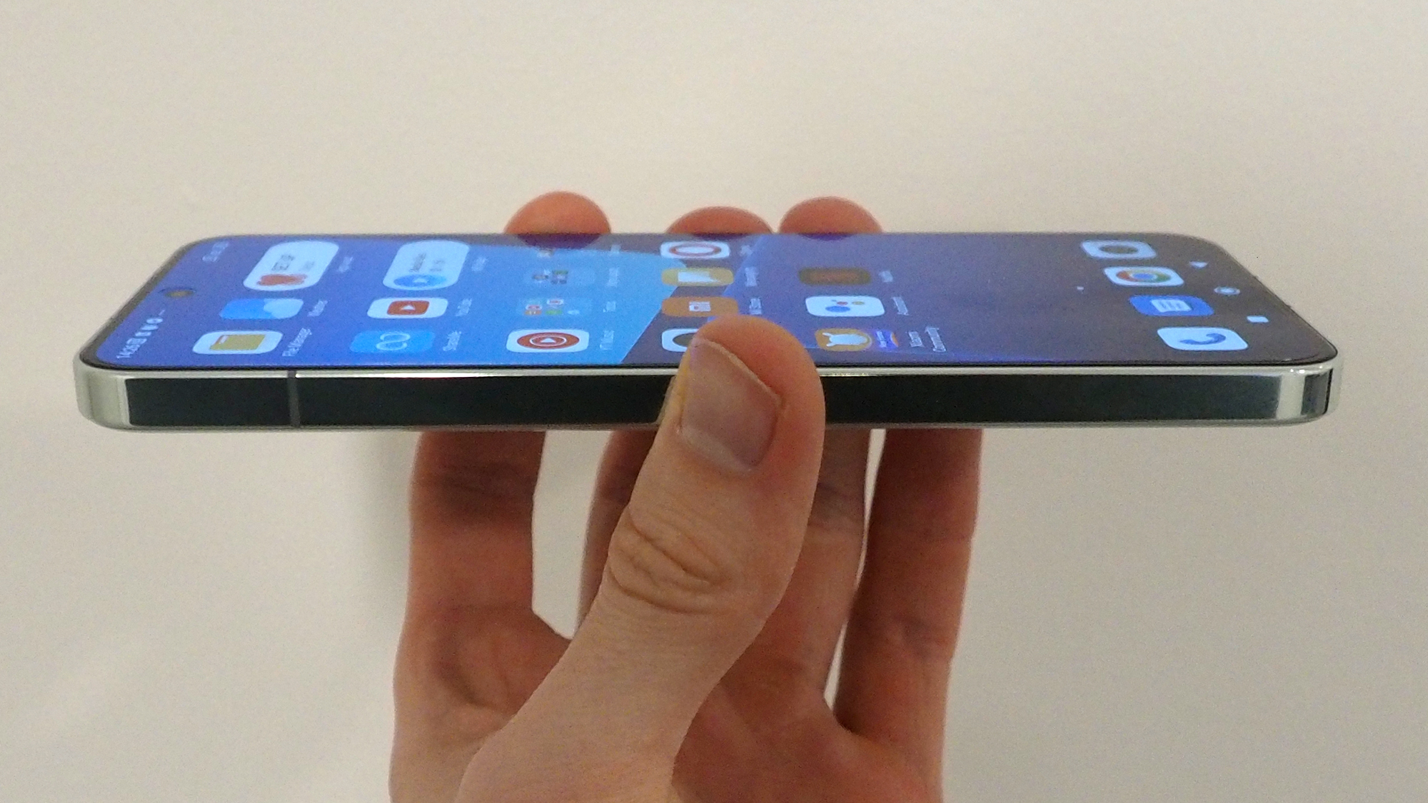 Xiaomi 13 review side handheld