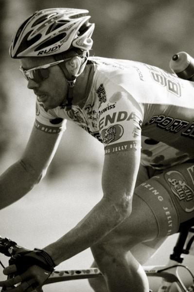 Ken Hanson (Jelly Belly) works his way up into the break.