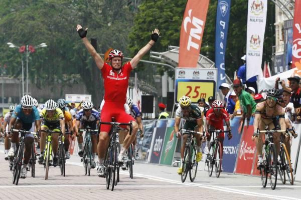 Stuart Shaw (Drapac-Porsche) takes the sprint in style