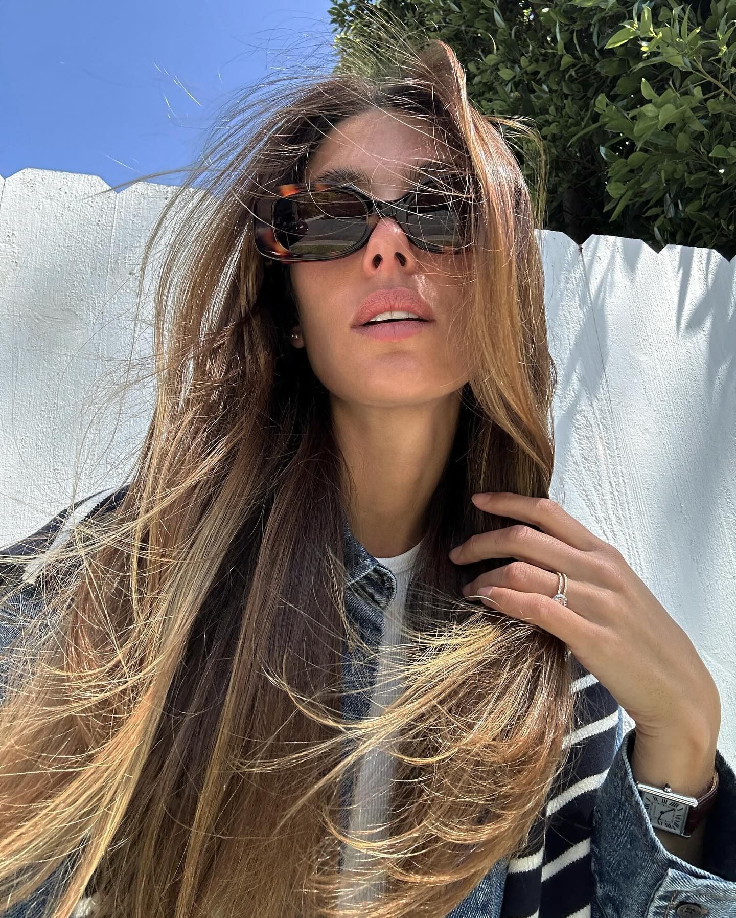 Creator @jaimeridge taking a selfie with sunglasses and smooth, frizz-free hair