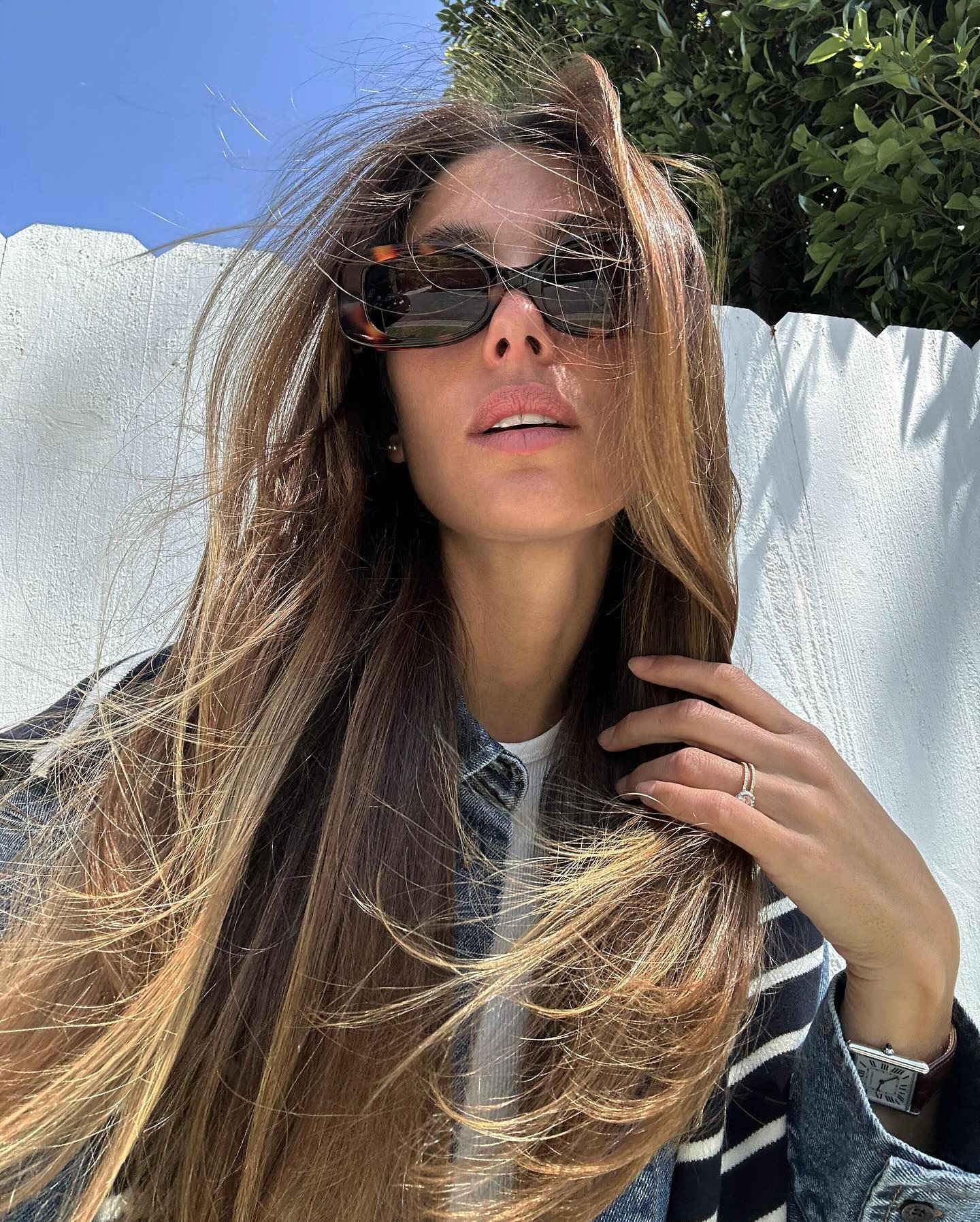 Creator @jaimeridge taking a selfie with sunglasses and smooth, frizz-free hair.