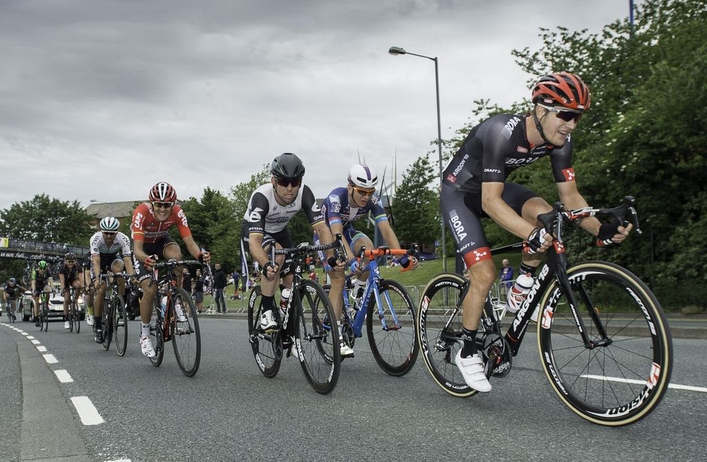 Mark Cavendish sitting in the peloton