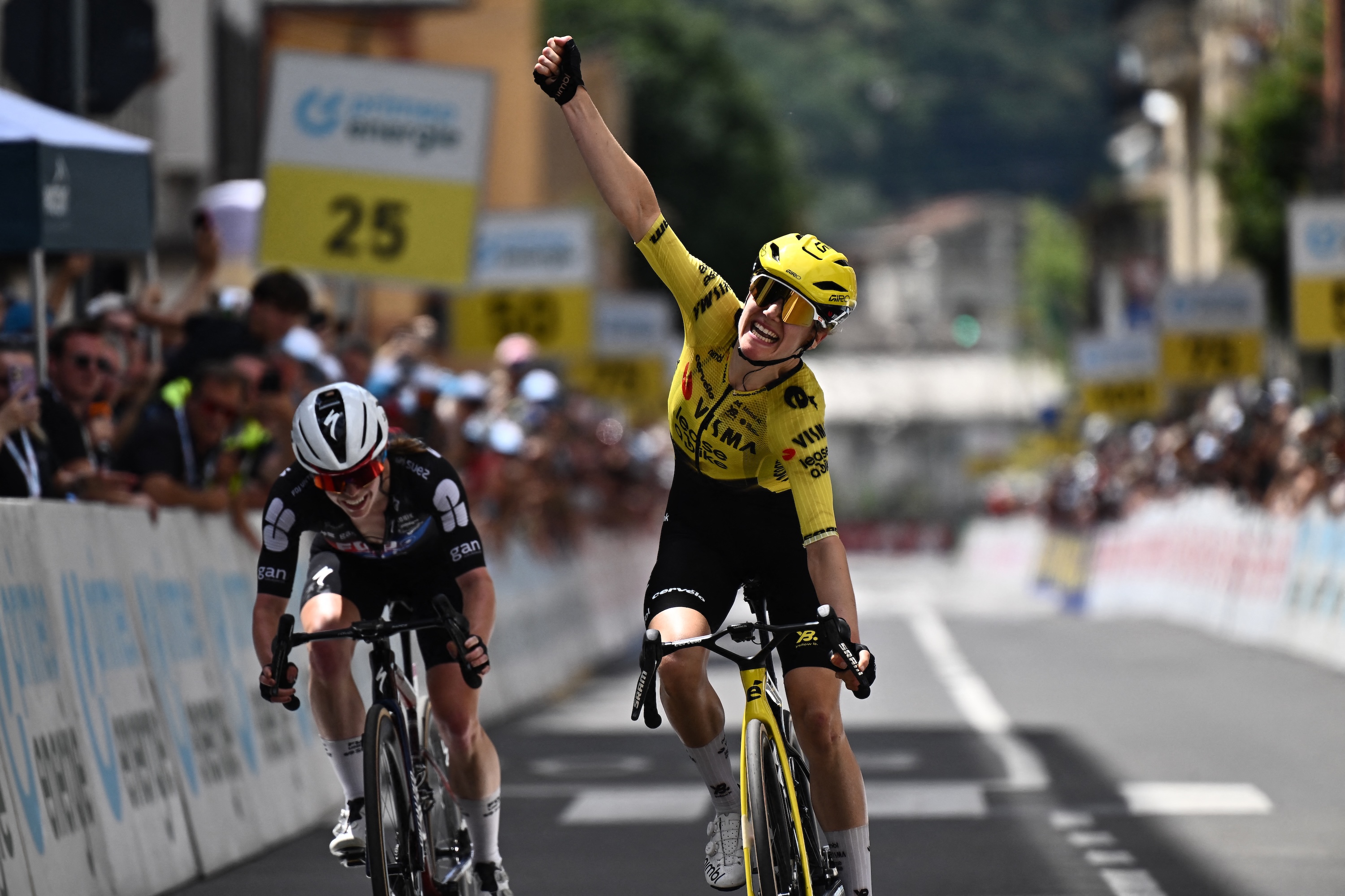 Femke de Vries wins stage one of the Tour de Suisse Women