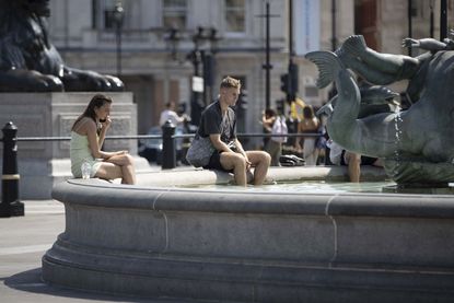 Londoners cool off amid heat wave