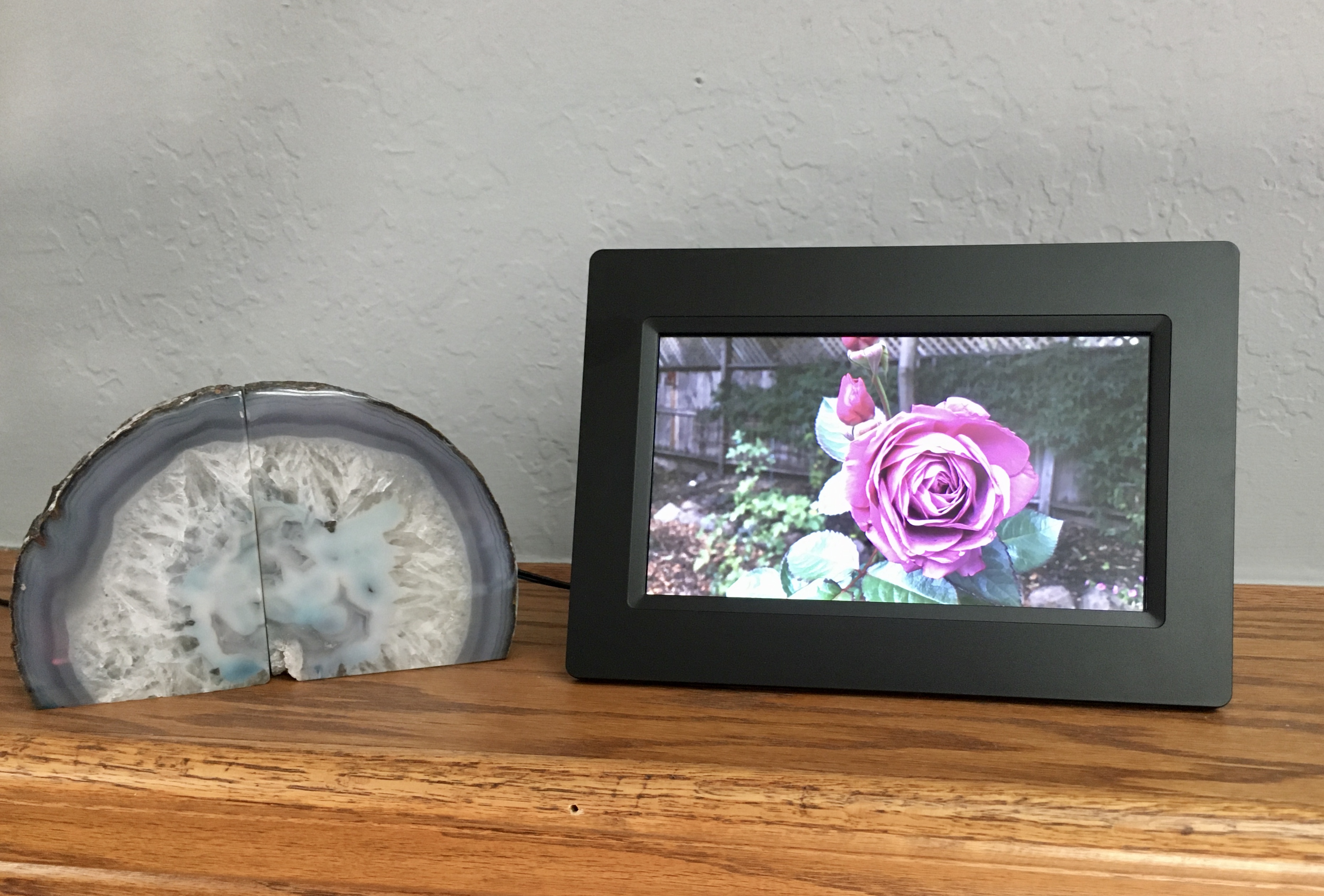 Feelcare 7-Inch Smart WiFi Digital Picture Frame