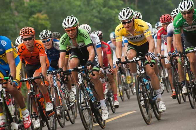 Moreno Hofland surrounded by his Belkin teammates