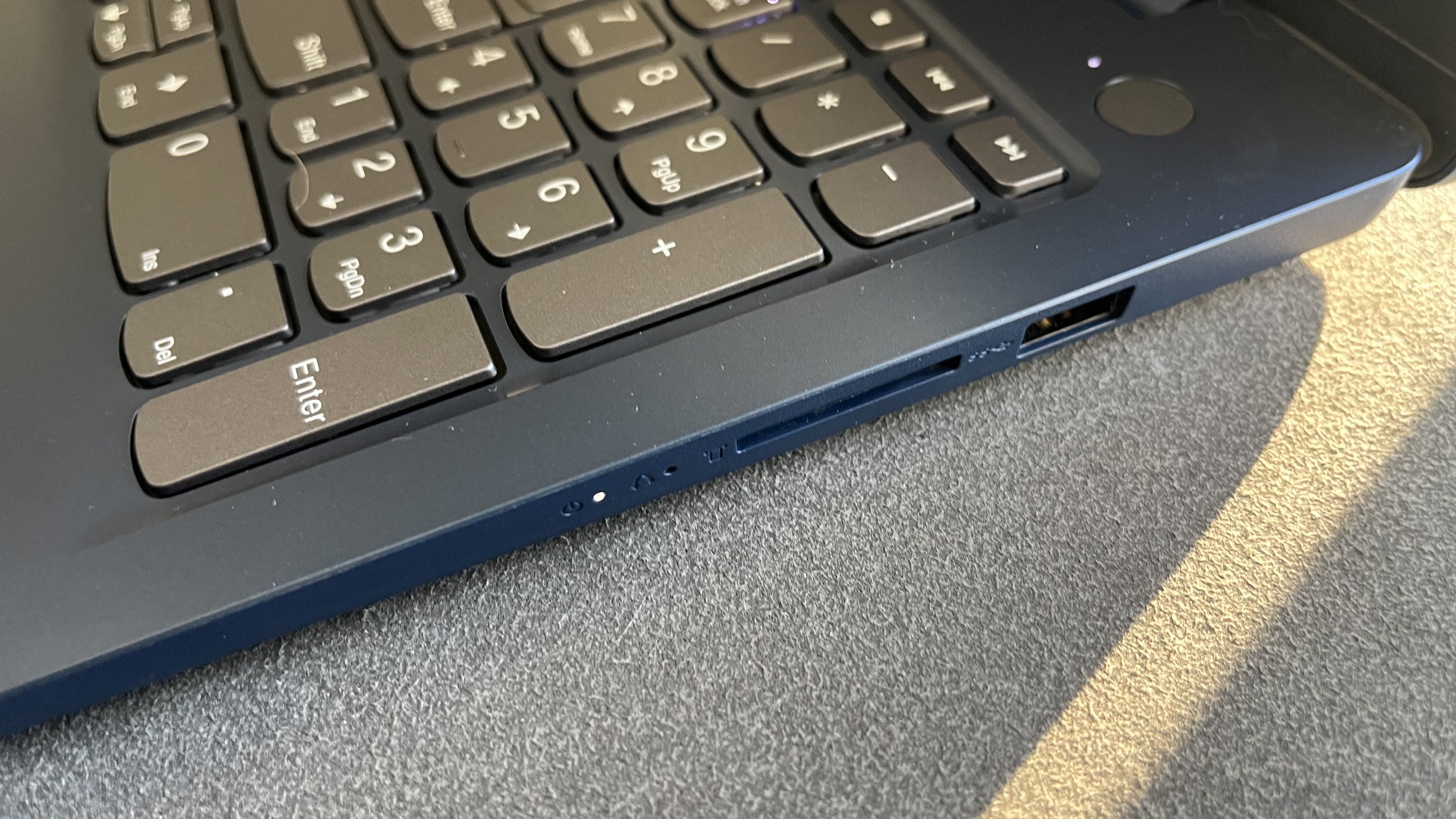 Lenovo IdeaPad Slim 3 15IRU9 right ports