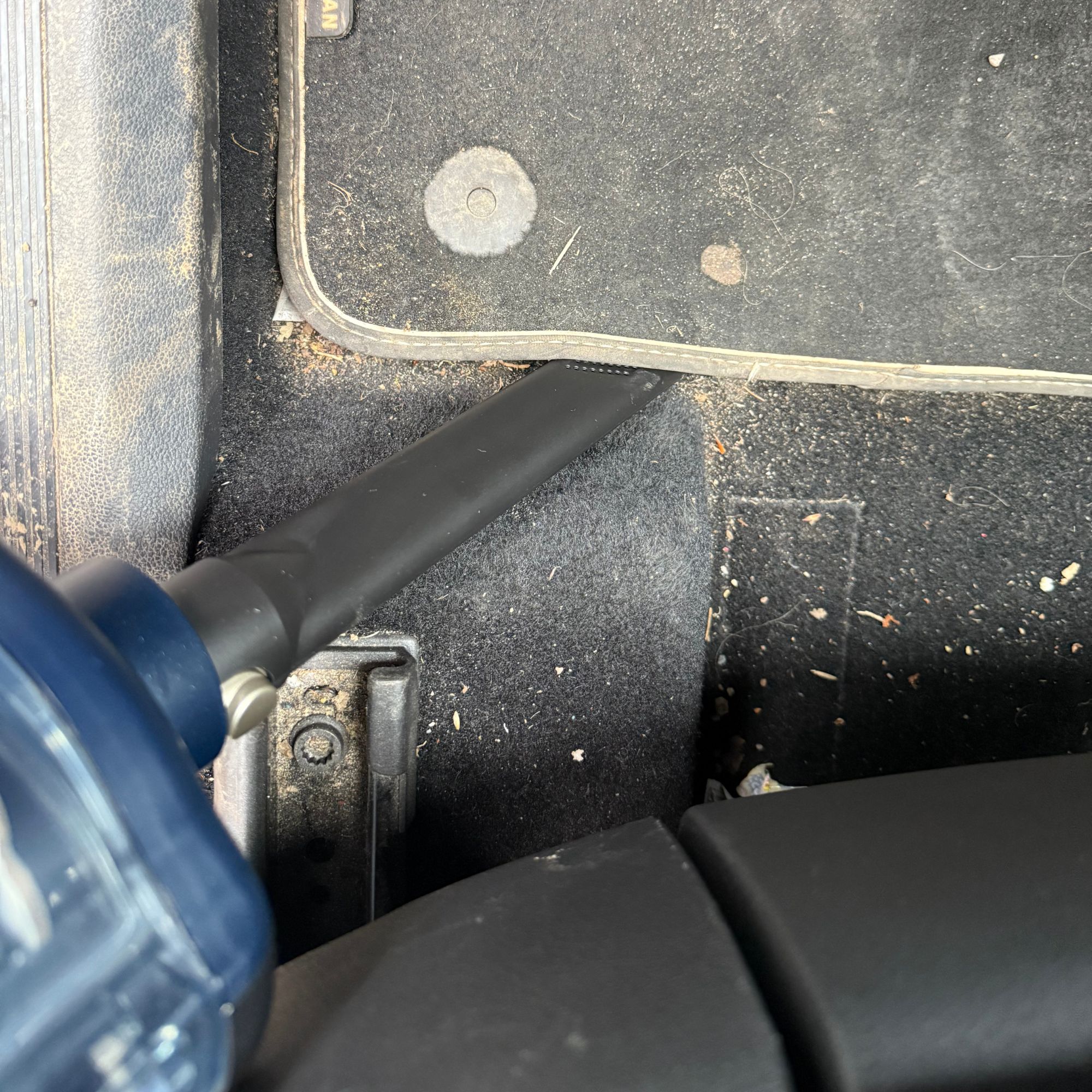 Using Beldray Airgo handheld to clean car mats