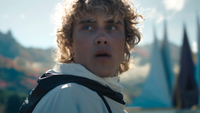Joseph Zada as Haymitch looking to his right in the arena in Hunger Games: Sunrise On The Reaping