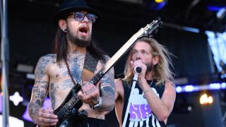 Dave Navarro on stage with Taylor Hawkins