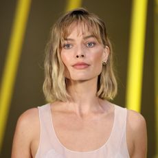 margot robbie wears a wavy bob during paris fashion week