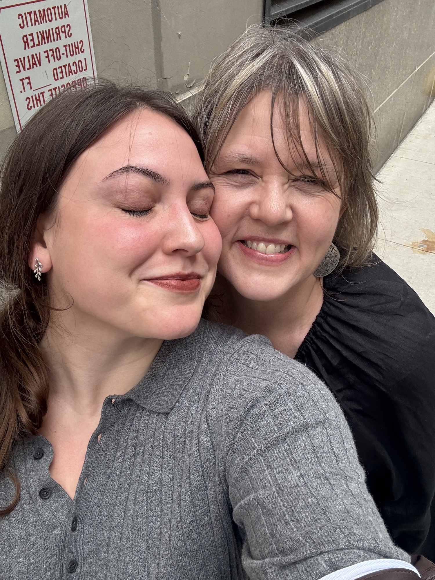 Sophia Vilensky and Leslie Vilensky pose for a selfie.