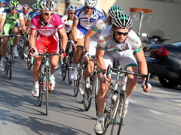 Paolo Savoldelli (LPR Brakes) on the front.