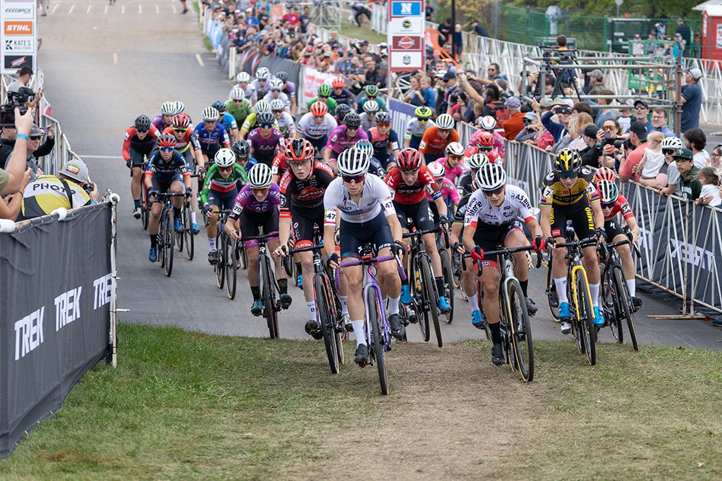 Start of the UCI Waterloo Cyclo-cross World Cup in the elite women's race 2021