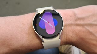 Samsung Galaxy Watch 6 sur un poignet