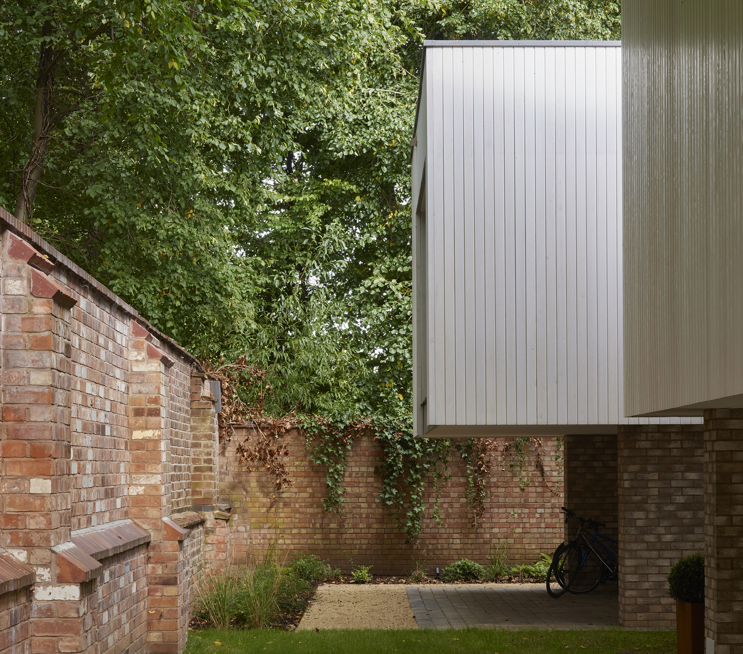 House in Leamington Spa with swimming pool and white volumes