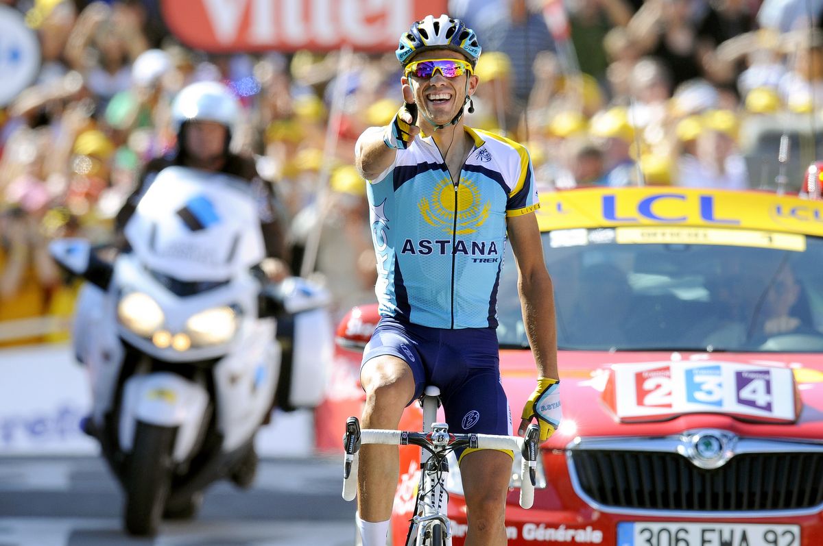 Alberto Contador fires off his 'Pistolero' salute at the 2009 Tour