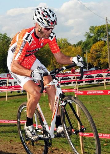 Geoff Kabush (Team Maxxis-Rocky Mountain) riding in fifth.