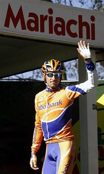Menchov (Rabobank) waves to fans before the 10th stage.