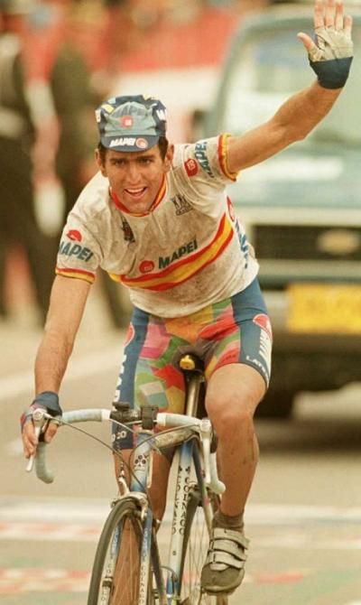 1995 Worlds: Abraham Olano (Spain) rode in a rear flat tire in the closing kilometers for a world championship victory in Duitama, Colombia