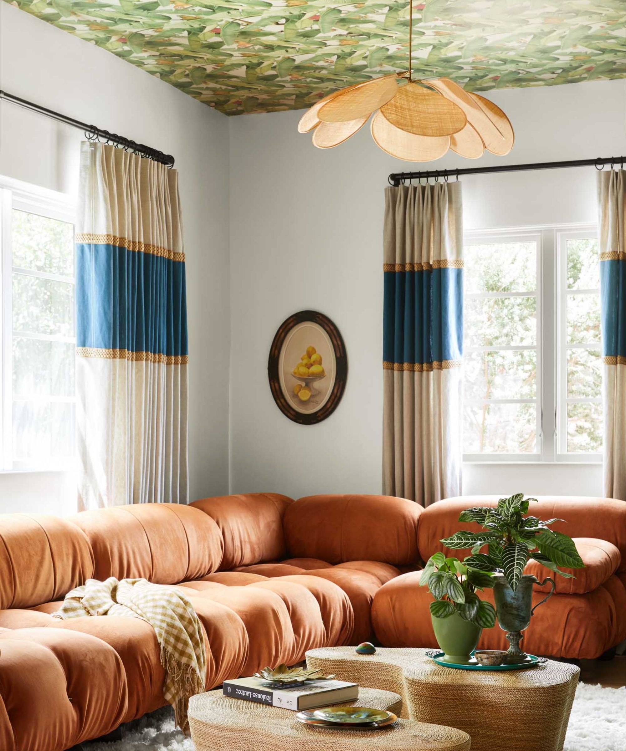 living room with wallpapered ceiling