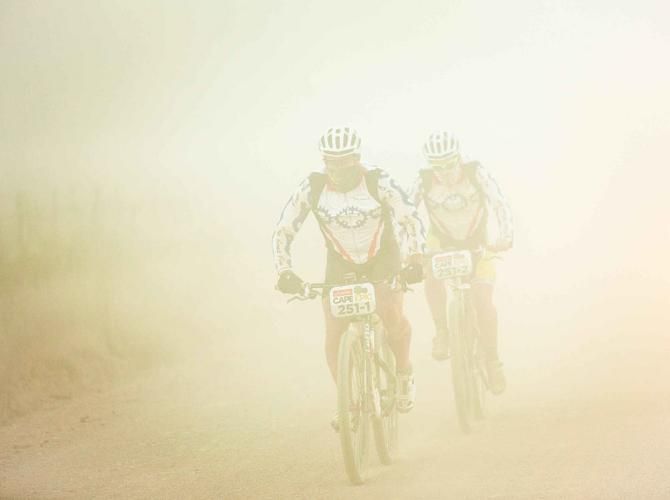 Warren Richards (front) and Sean Merredew (rear) of team 9999 battle the dust
