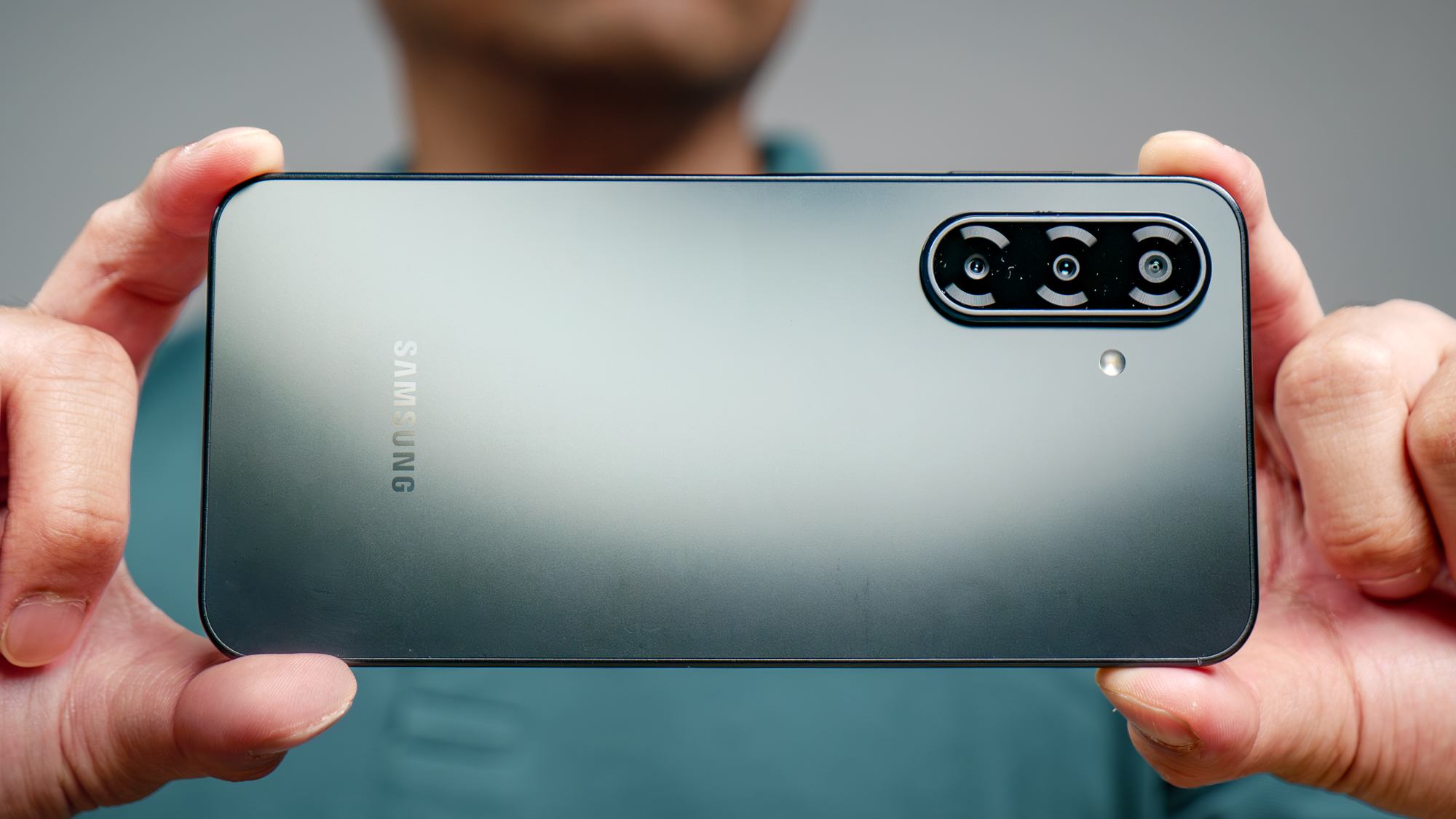 سامسونگ گلکسی A17 عکس می گیرد.