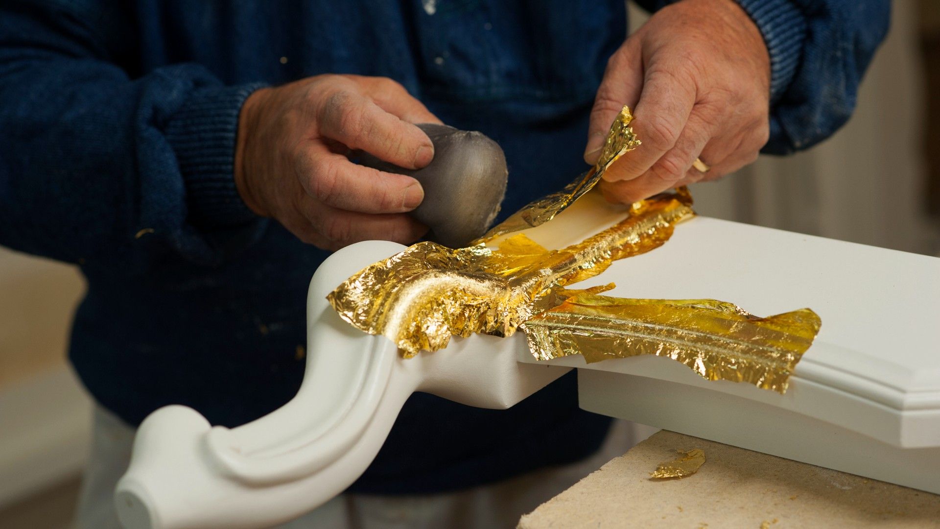 Почему золото назвали золотом. Золото. Gold Leaf techniques. Гибкое ли золото. Gold Leaf in Furniture.
