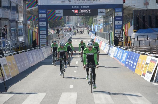 Team Belkin out on course