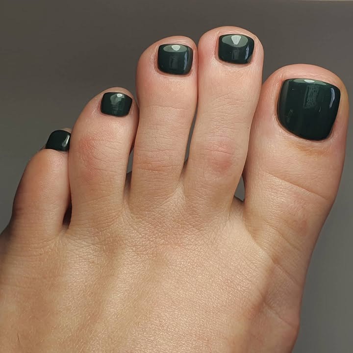 Photo of @nailsbyaimeegc with an evergreen pedicure
