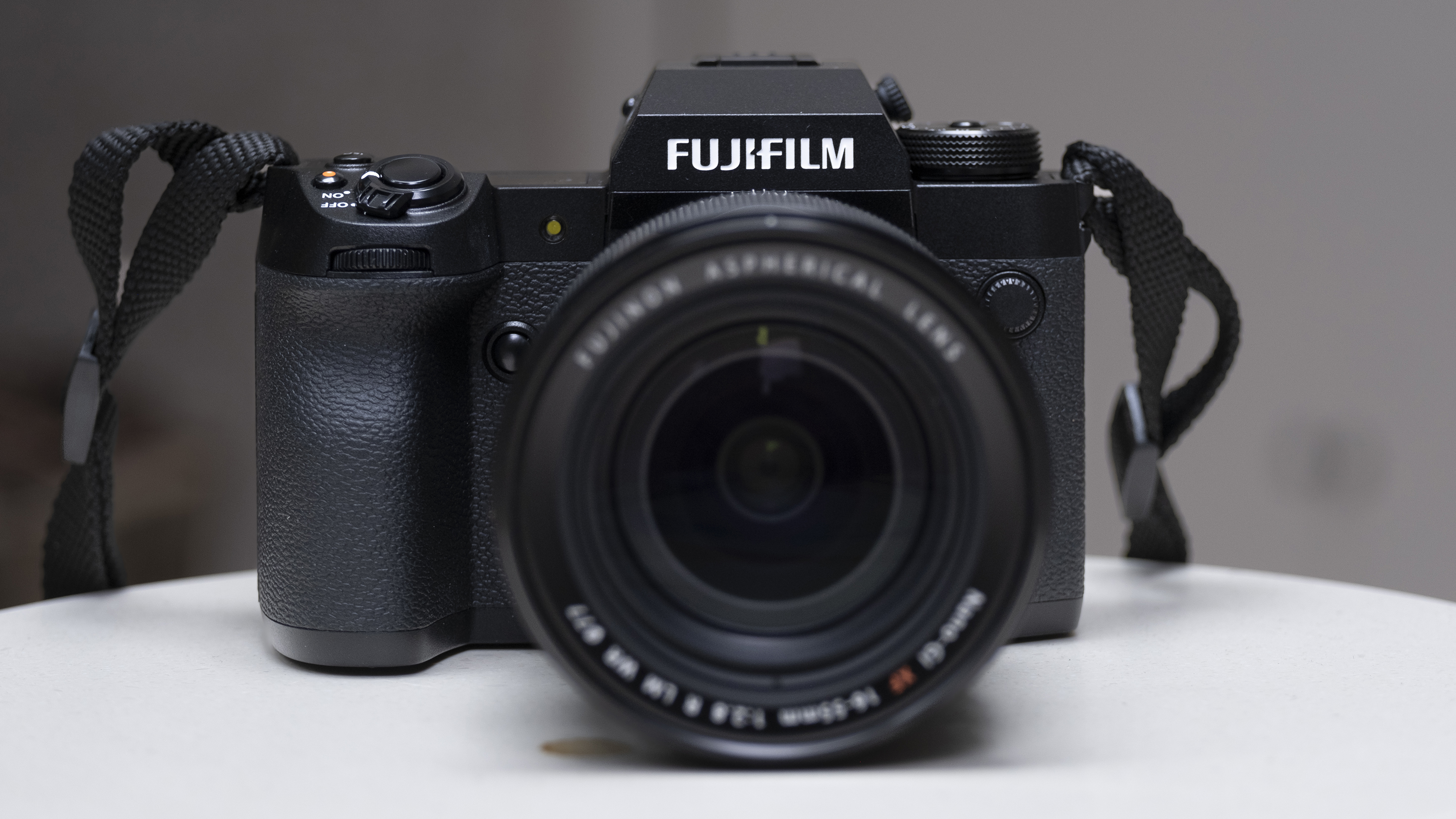 Настройка камеры Fujifilm X-H2 на белом столе