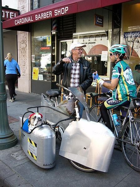 It seems that the richer the town, the more well-equipped its cycling eccentrics. This specially built 'chair' for the faithful English bulldog was a major centre of attention in Palo Alto.