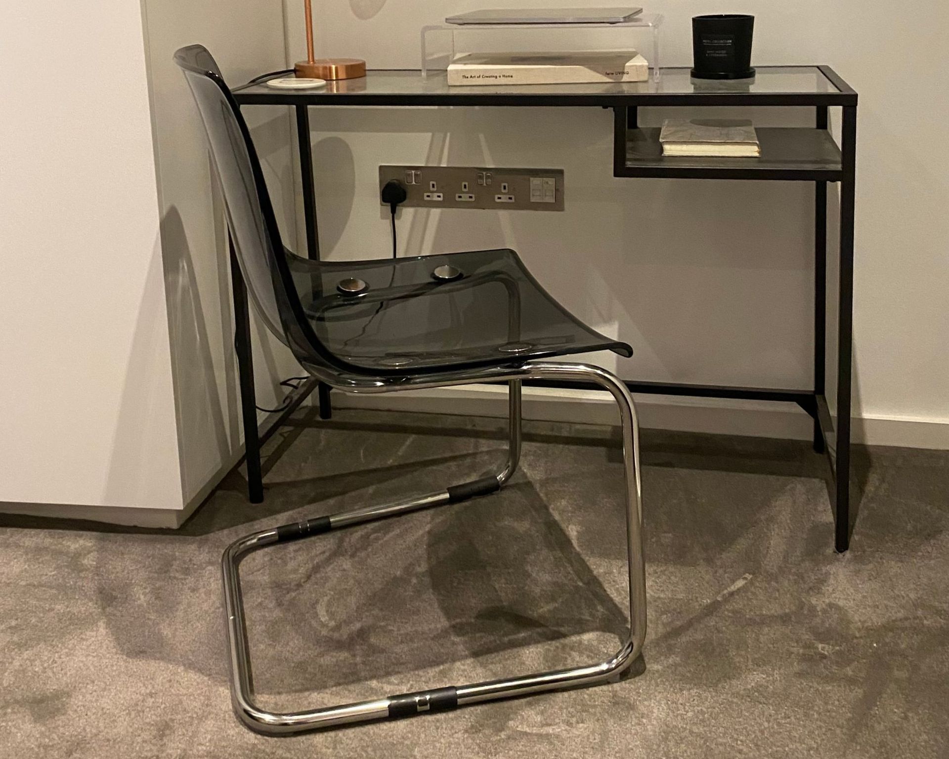 Dekorasi rumah akrilik di apartemen Louise