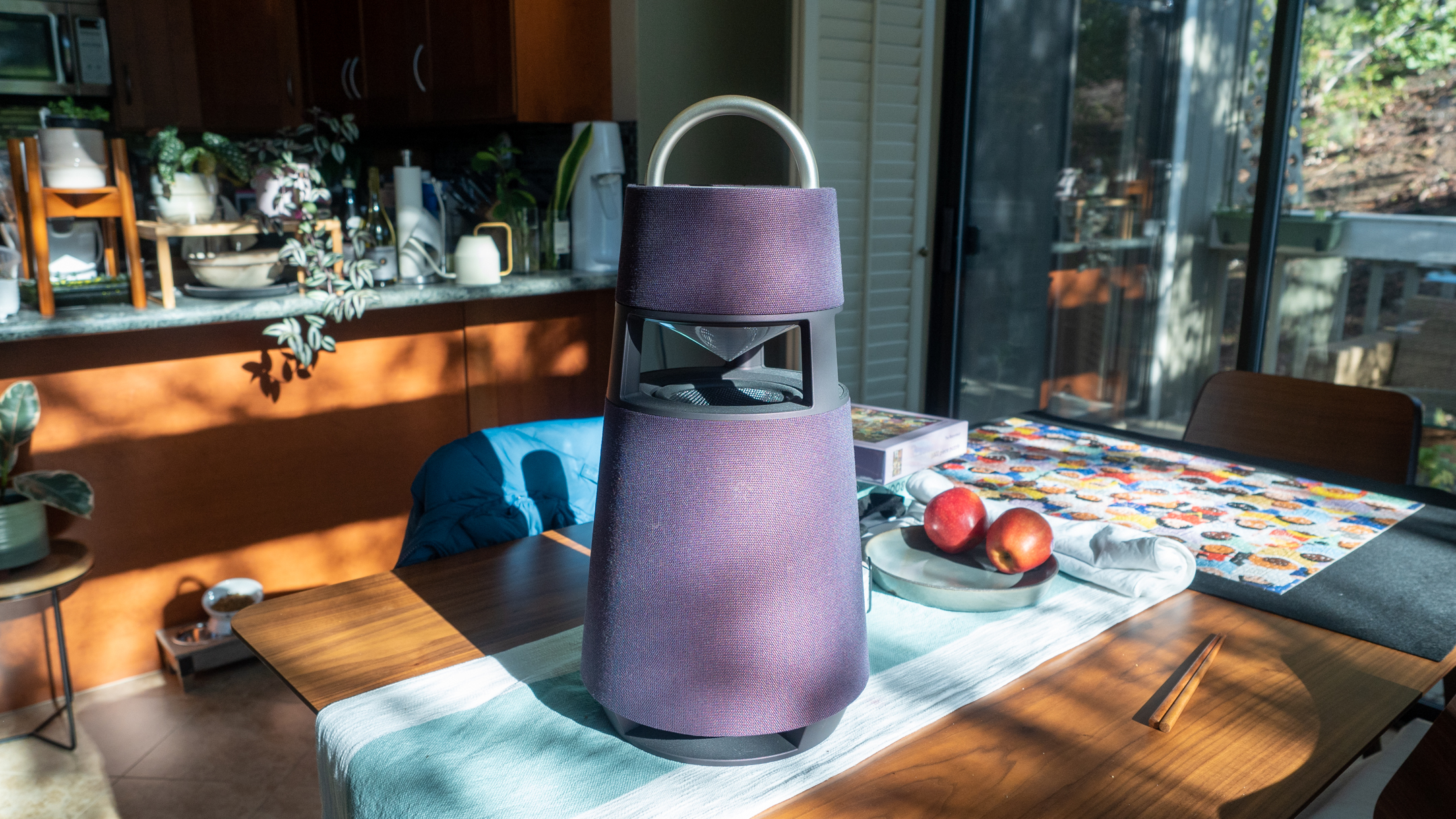 El Xboom 360 sobre una mesa en la cocina.