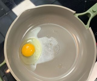 An egg frying in the Always Pan 2.0.