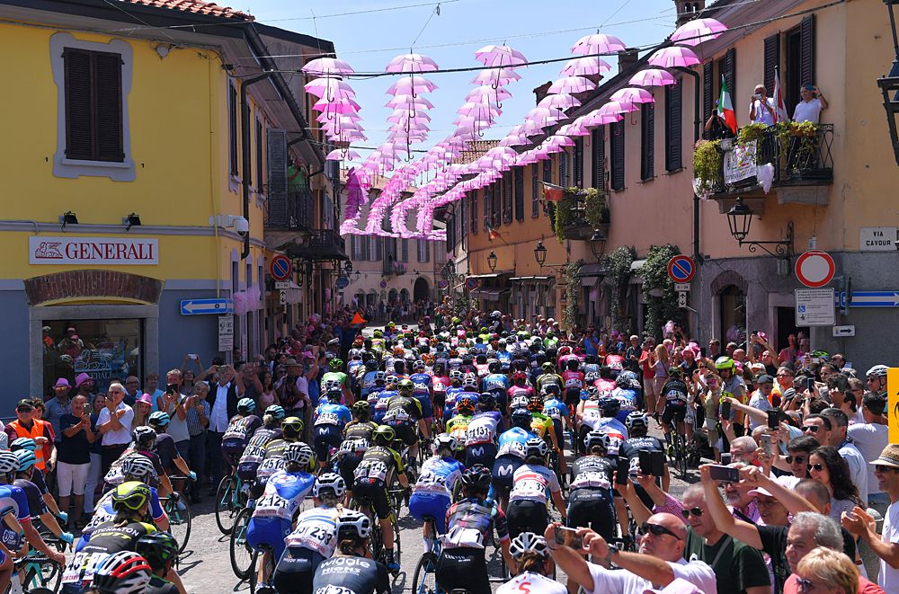 The peloton set off in Corbetta for stage 3 at the 2018 Giro Rosa