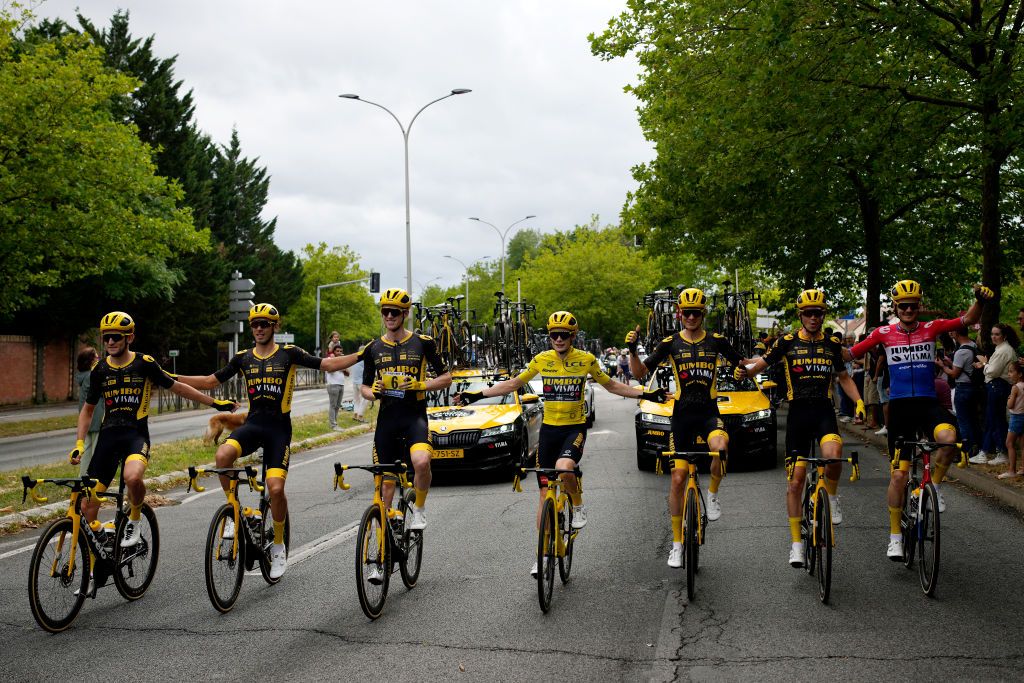 Jonas Vingegaard celebrates his yellow jersey with his Jumbo-Visma teammates