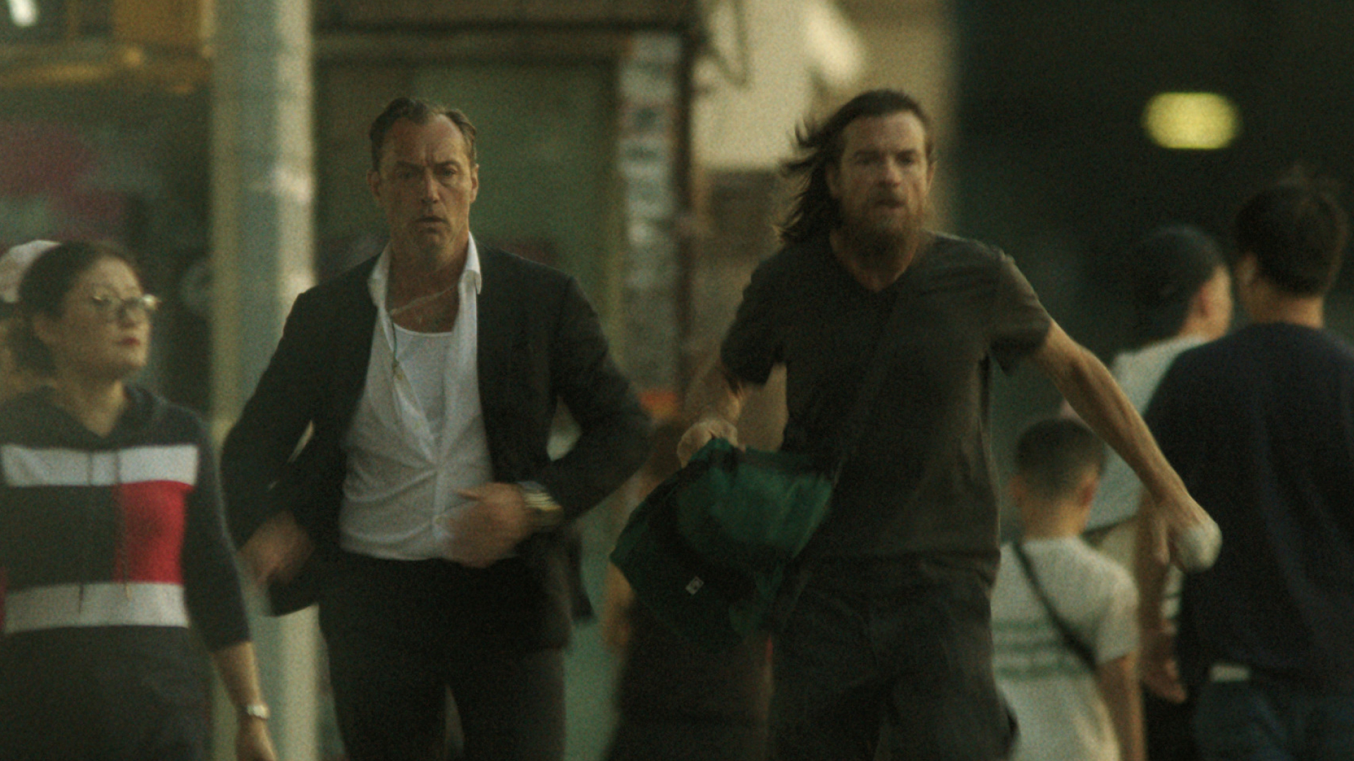jude law and jason bateman play brothers jake and vince running through new york in black rabbit