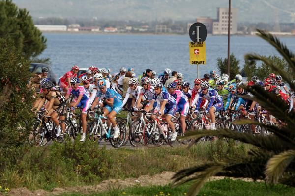 The peloton heads for Cagliari