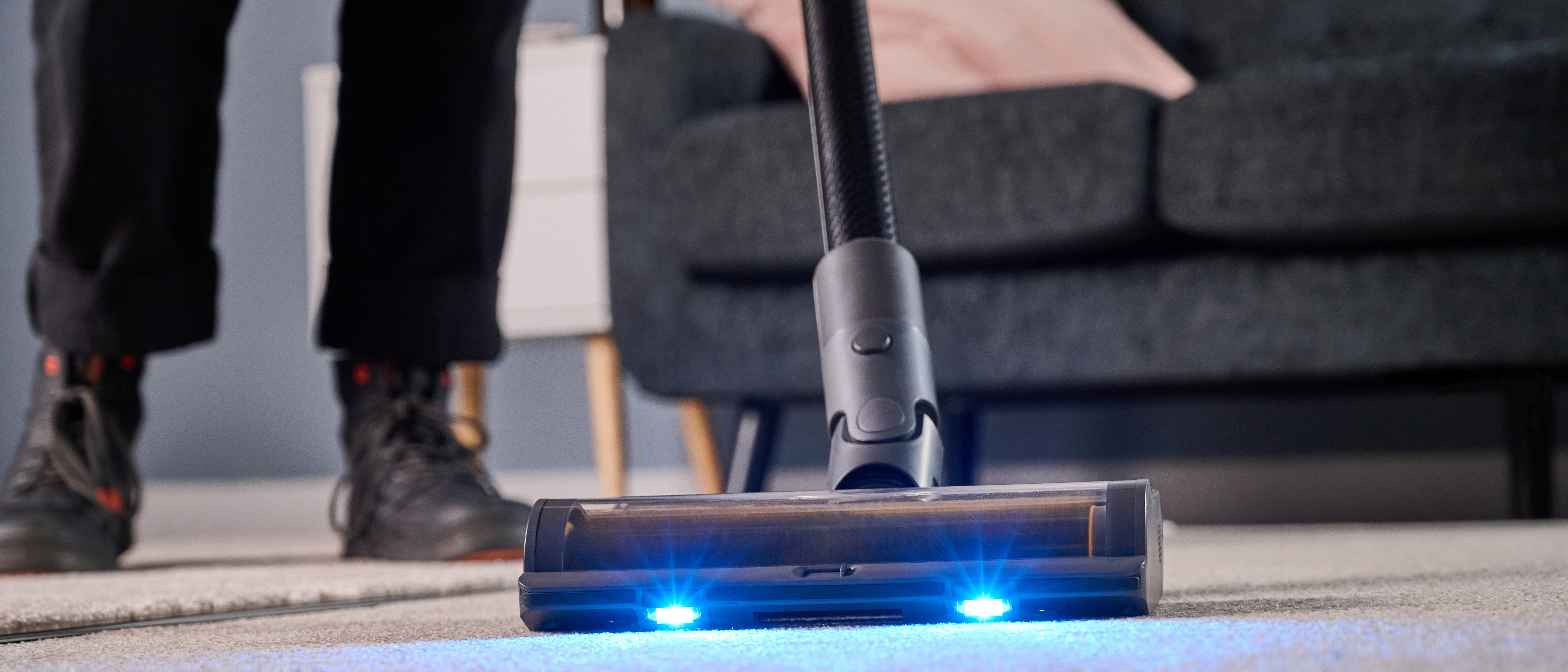 Dreame R20 vacuum being used on carpet