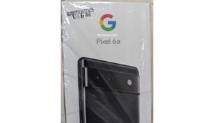 Een uitgelekte foto van het verpakkingsmateriaal van de Pixel 6a