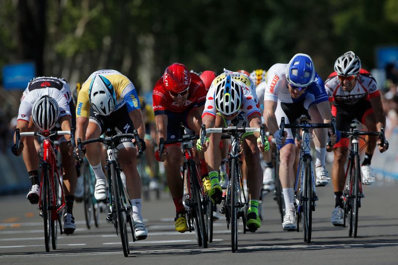 Danny van Poppel, Mark Cavendish, Wouter Wippert, Peter Sagan and John Murphy throw their bikes on the line