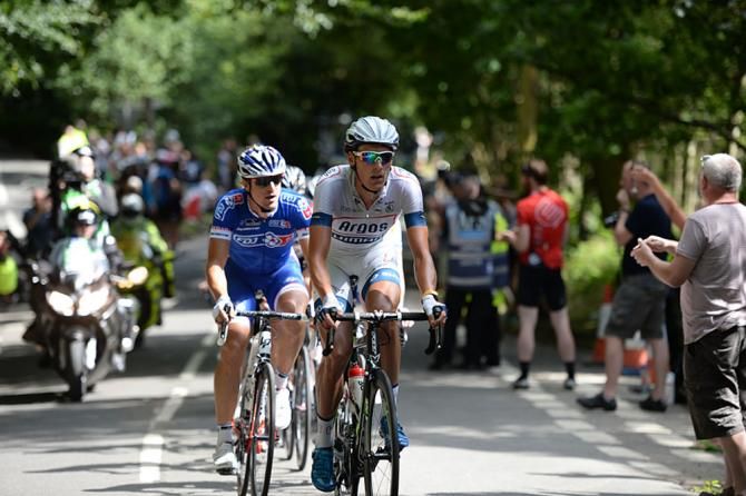 Ramon Sinkeldam rides amongst the peloton