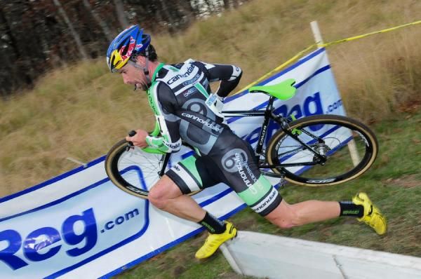 Tim Johnson (Cannondale-Cyclocrossworld) running the barriers with a lead over Powers