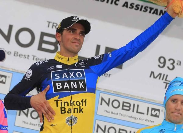 Contador shows off his jersey