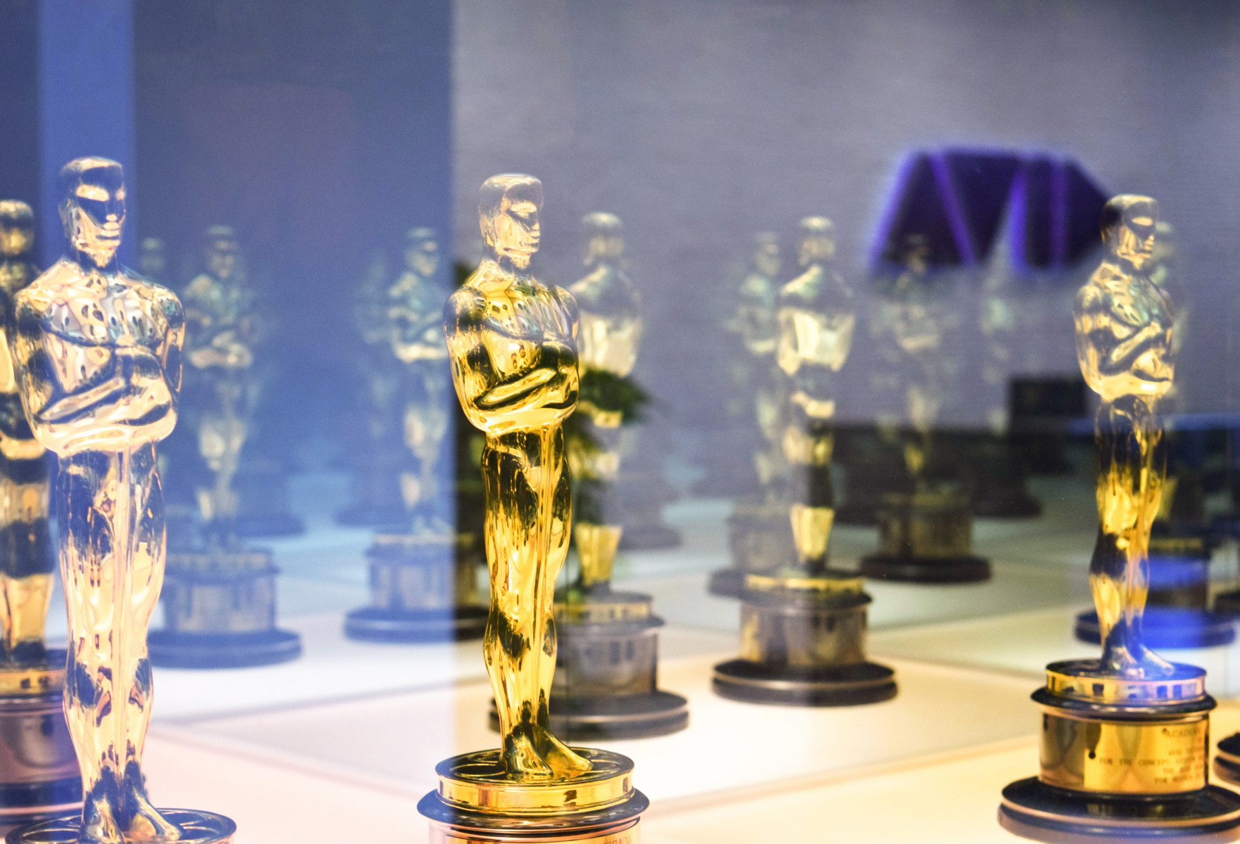 Photo showing Oscars statues. 