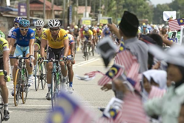 Michael Matthews (Team Jayco-Skins) gets a cheer